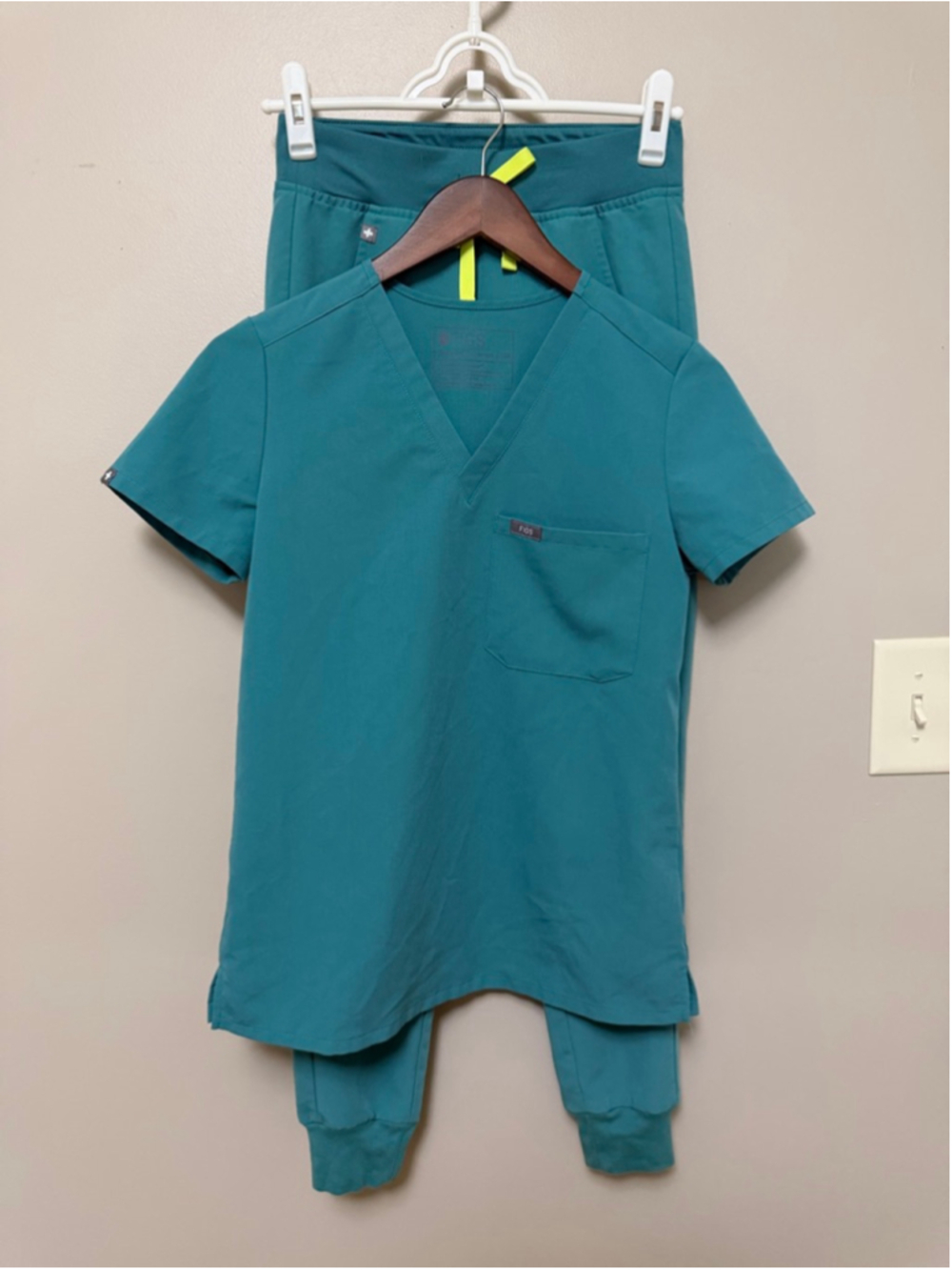 FIGS Scrubs Set - Picture 10 of 10